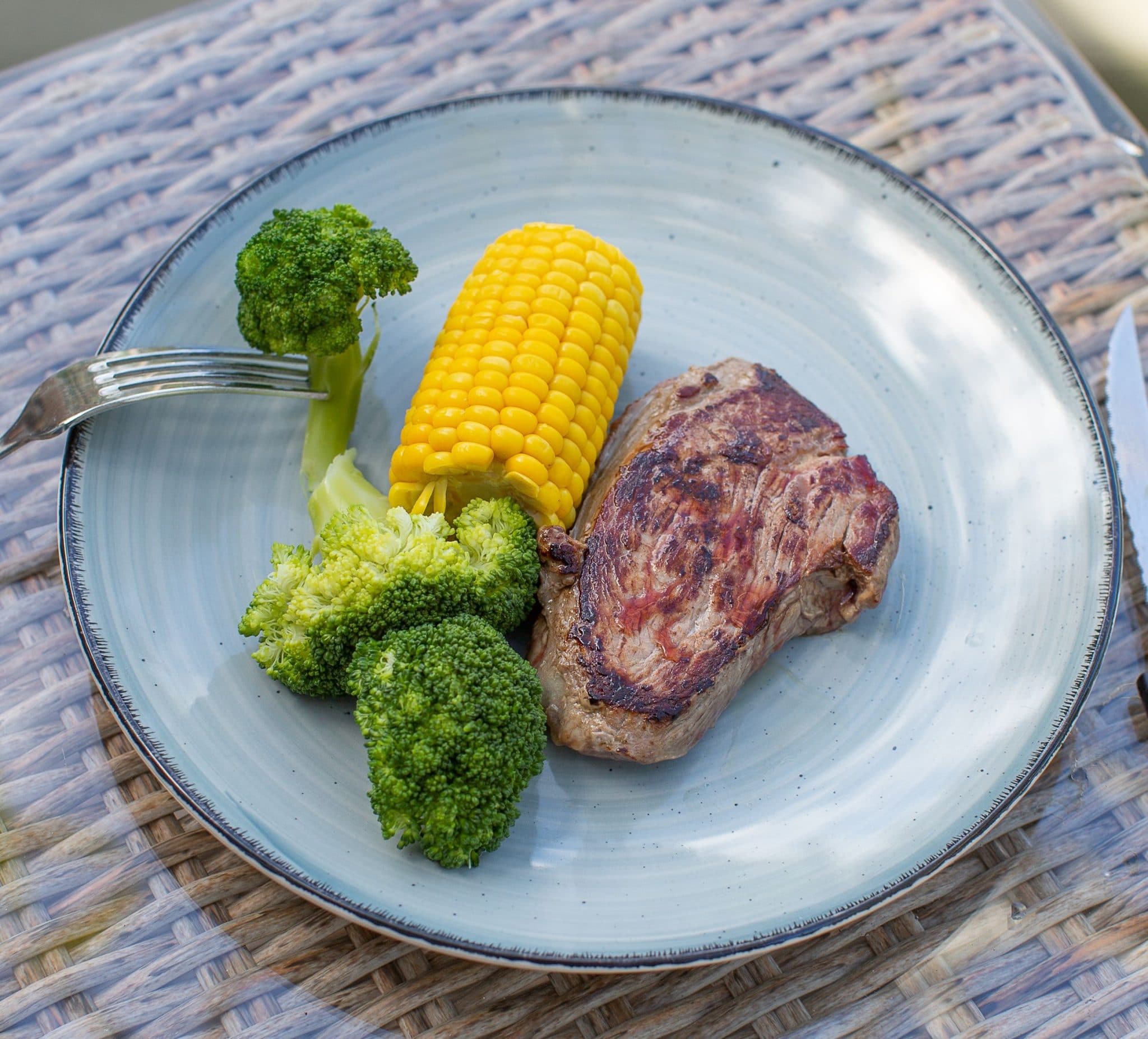 Steak with corn and broccoli